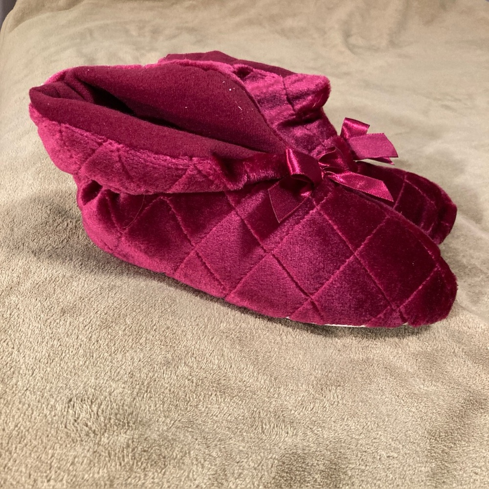 NIB Totes Ankle Slippers Red Size L 8-9